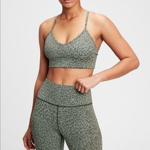 GapFit Blackout Technology Sportsbra Army Green Leopard Print